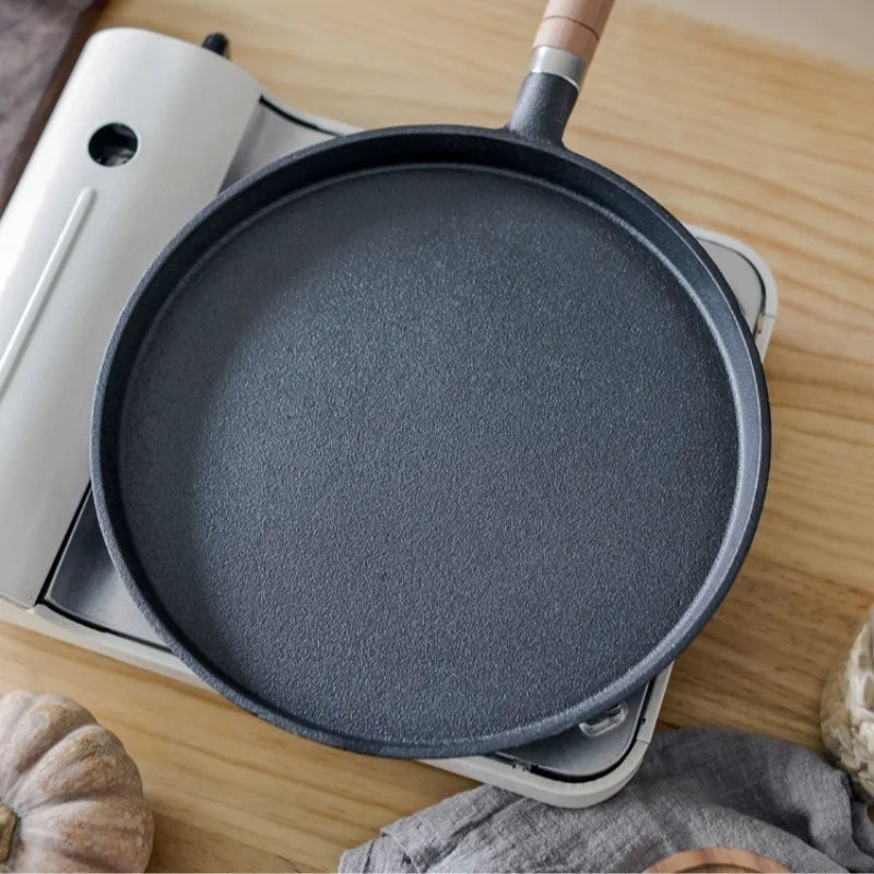 JUSTINLAU Cast iron Frying Pan Uncoated Flat-bottomed Pan Nonstick Steak Pancake Barbecue Baking Pan with Anti-scald Wood Handle