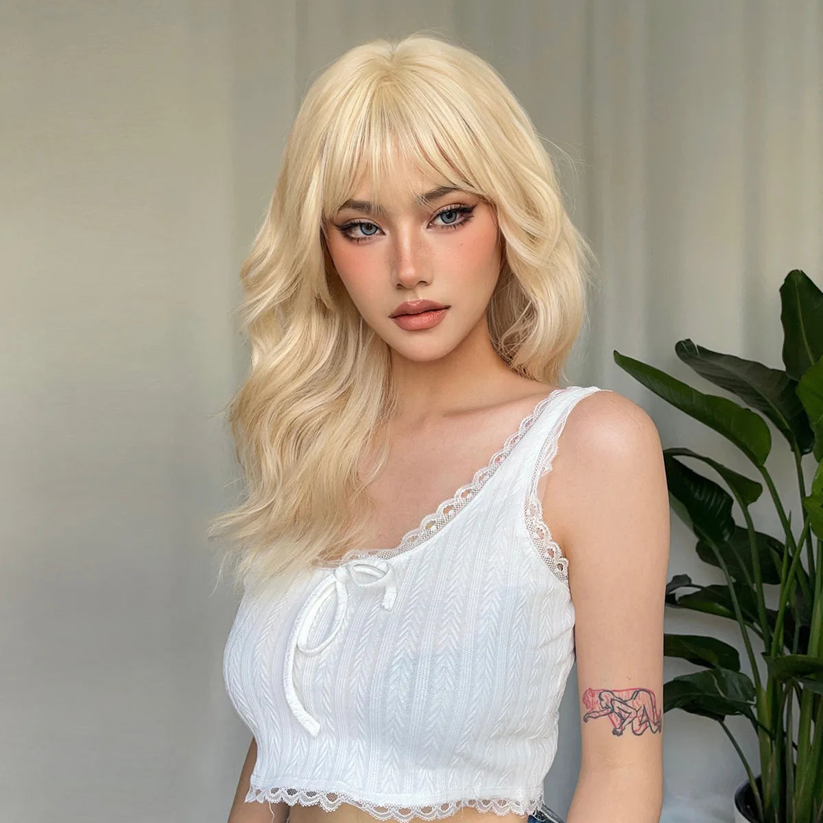 HENRY MARGU Long Wavy Blonde Synthetic Wigs Platinum Daily Natural Hair Wigs With Bangs Cosplay Wig for Women Heat Resistant